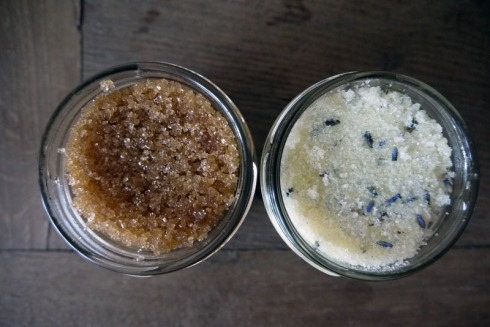 Zucker-Öl-Peeling (Vanille-Lavendel und Honig-Orange-Zimt) | raupenblau